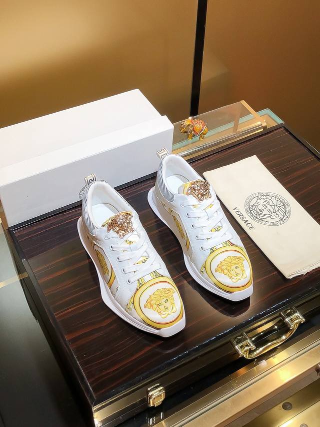 商品名称：Versace 范思哲 正规码数: 38-44 休闲鞋 商品材料：精选 牛皮鞋面，柔软羊皮内里；原厂大底。